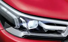 Lampu depan Bi-LED Toyota Hilux 2026